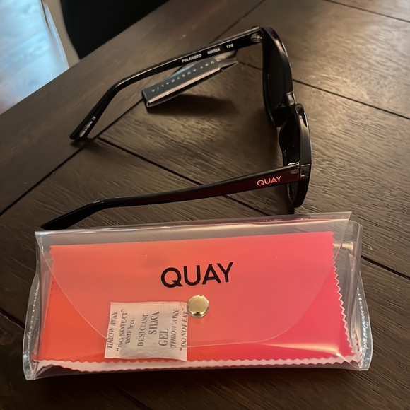NEW Quay Sunglasses - Never Worn - Picture 4 of 4